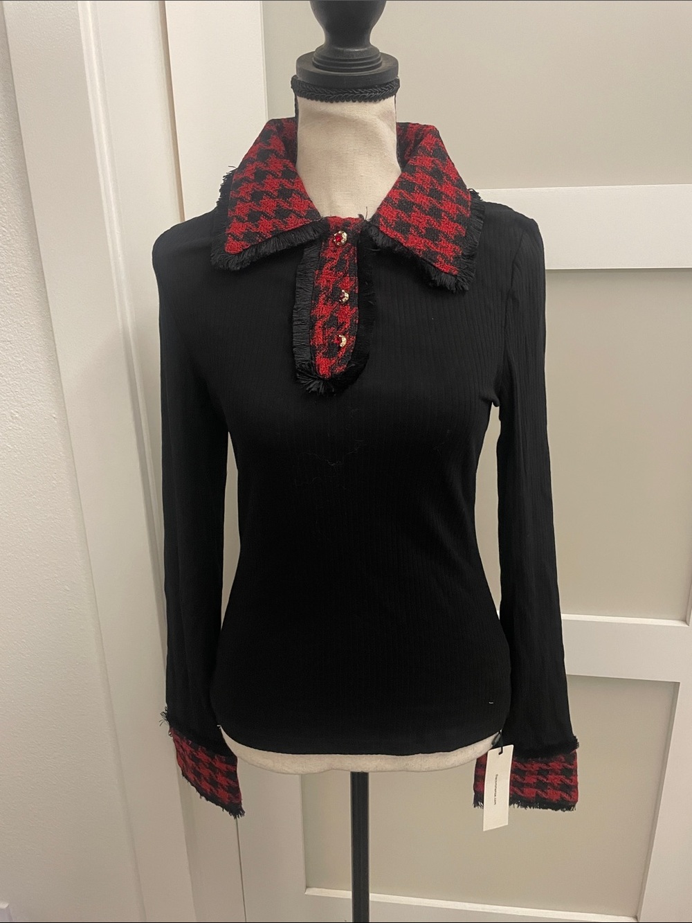 Commense Black Long-Sleeve Top with Red Houndstooth Collar & Cuff Trim